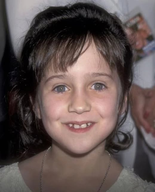 She burst onto the scene as an adorable little girl in ‘Matilda’, but then had to quit acting and take up work as a nanny as she “didn’t have the Hollywood beauty”   Mara Wilson, now 38, refused to “get cosmetic surgery”… well, she’s grown up now, and you better sit down before you see how she looks  Pic in the commen.ts