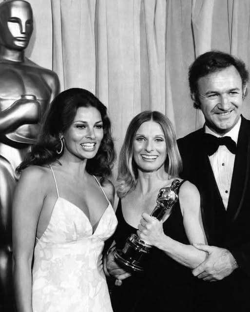HT1. This Original Oscars Photo From 1972 Is Not Edited. Observe It Closely