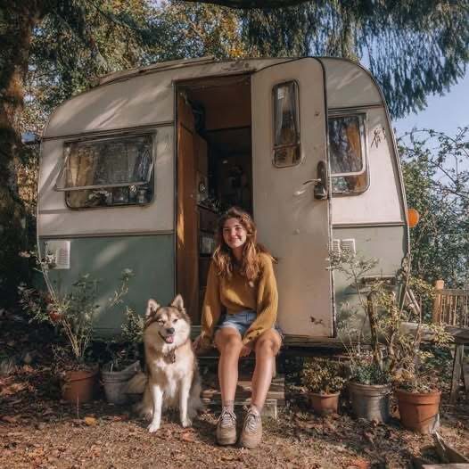 A teenage girl bought an old caravan for only $ 200. She raised money, invested twice as much, and now she’s moved into it! If you see what the interior looks like… I didn’t expect… – Check the comments