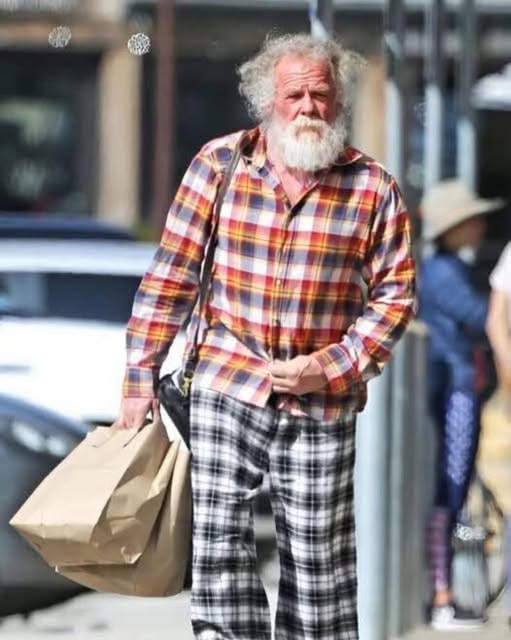 This 83-year-old man was once a world-famous star, but now this wrinkled old man is unrecognizable  Time spares no one, but despite his age and serious illness, he continues to act in films  You will be surprised to learn who this man is, which is revealed in the comments