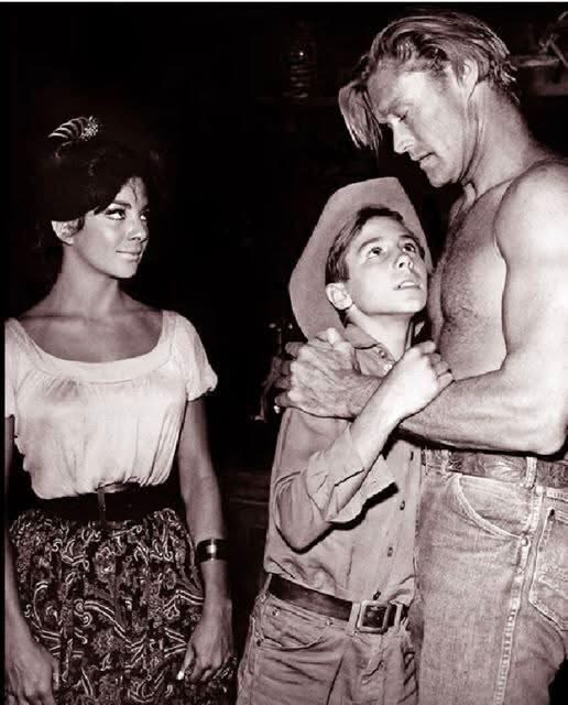 Look closer, this Scene from the Rifleman is not edited and it confirms what we all suspected… Look in the first comment