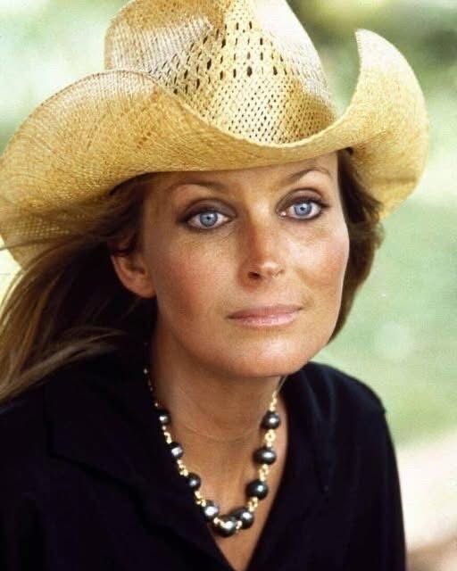 ❤️Those eyes, Who can recognize this beauty? She was a true beauty icon but today she turned 67. How can the time fly by so fast, you wont believe how she looks now at…..Full see in the C0MMENT ⬇️