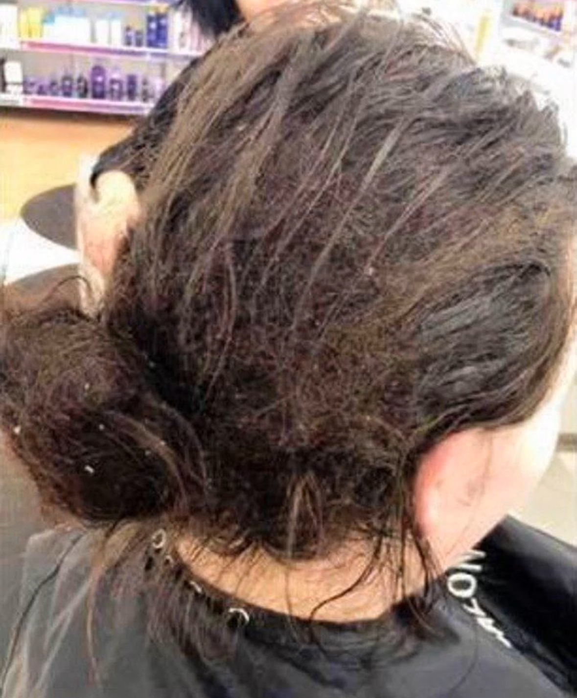 This woman entered the beauty salon to get a haircut. The stylist saw her and started talking to her. But they scheduled her the next day! The woman didn’t come again and… what happened to the stylist after two weeks is UNREAL: – Check the comments