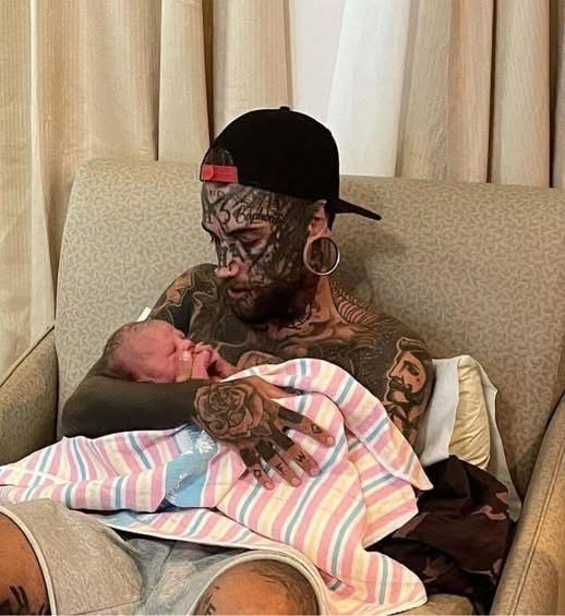 24-year-old dad, whose body is completely covered with over 200 tattoos removed them for the sake of his baby daughter … and you better take a sit before seeing him today in 1st comm ⬇