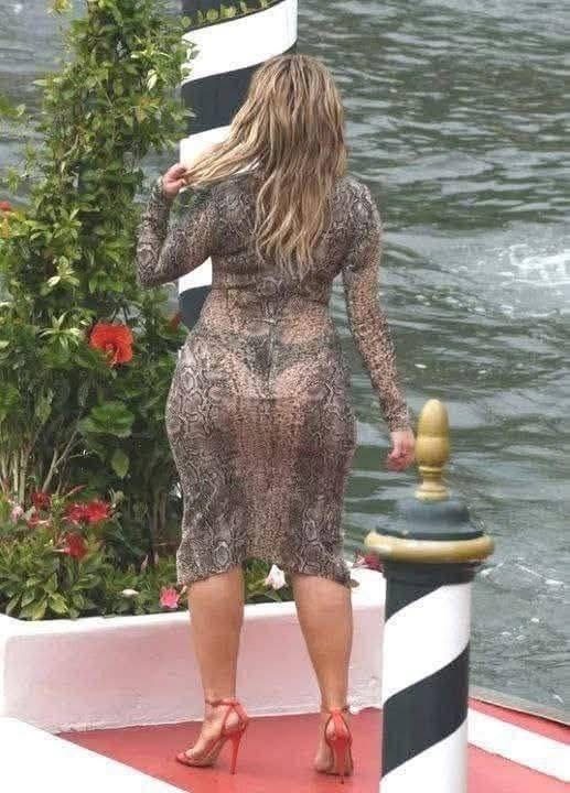 She appeared dressed provocatlvely, but like never before! And that’s not all! Here’s how the artist’s dress looks from the front. PHOTO -Check first comment