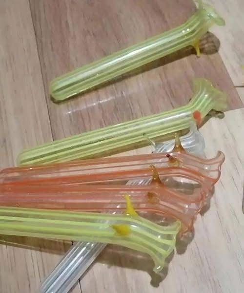 What the hell is this… found in my grandmother’s crockery cupboard ️ At first, I thought they were strange plastic bars, maybe cocktail accessories  or pieces of an old Christmas tree ornament . But no: they were glass, light, fragile, and obviously made with care ❤️. Thin lines, translucent colors—orange, yellow, green… Different shades, but all shaped the same way: thin, with a little “bun:g” next to them. I held them in my hand, wondering: what could they be used …⤵️