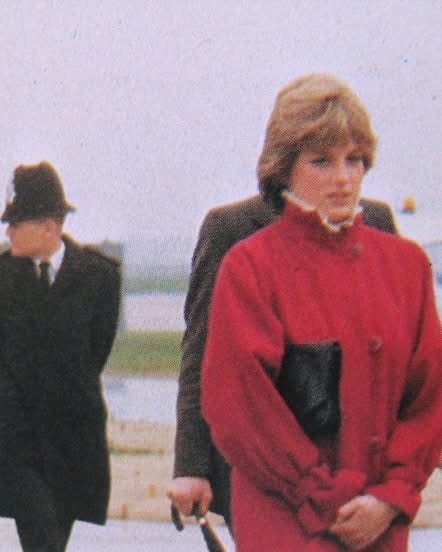 After capturing this photo of Princess Diana, the photographer realized something te… Look closer and try not to gasp when you see it in the first comment below 😯