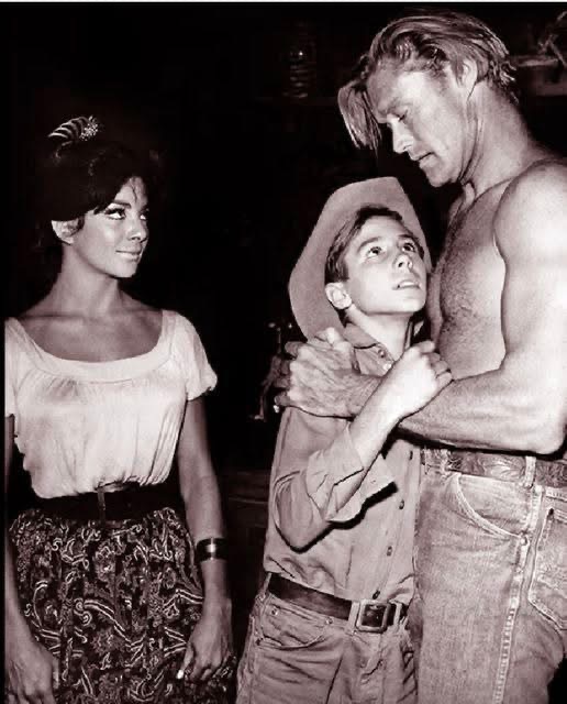 Look closer, this Scene from the Rifleman is not edited and it confirms what we all suspected… Look in the first comment