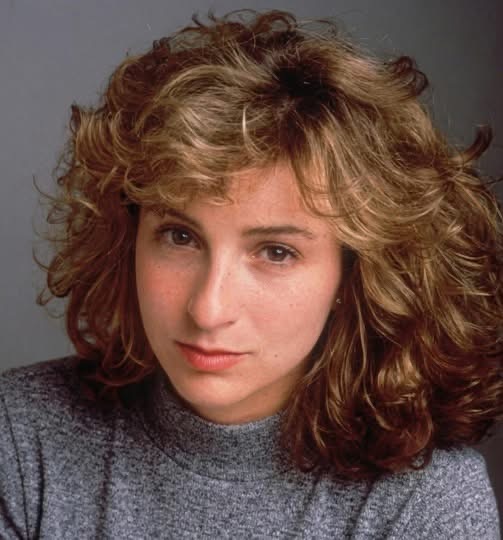 😯Jennifer Grey from ‘D!rty Dancing’ is now 65 Try not to smile when you see her today… 👀Check the comments⬇️