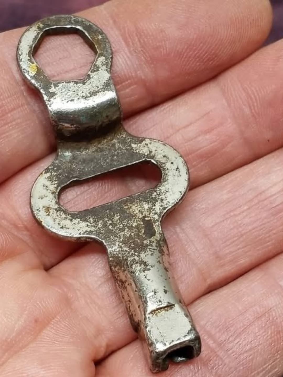 😯My husband found this in his grandparents’ house. It looks like keys but doesn’t open any door in the house, and it’s quite old. What could it be? Details in the first comment⤵️