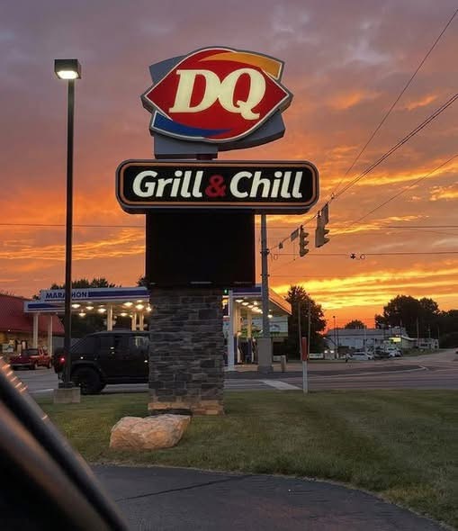 🟡A Dairy Queen store is in serious trouble after posting this “controversial sign”. What makes it even worse for some people? The owner refuses to apologize for it See the sign in first comment⤵️