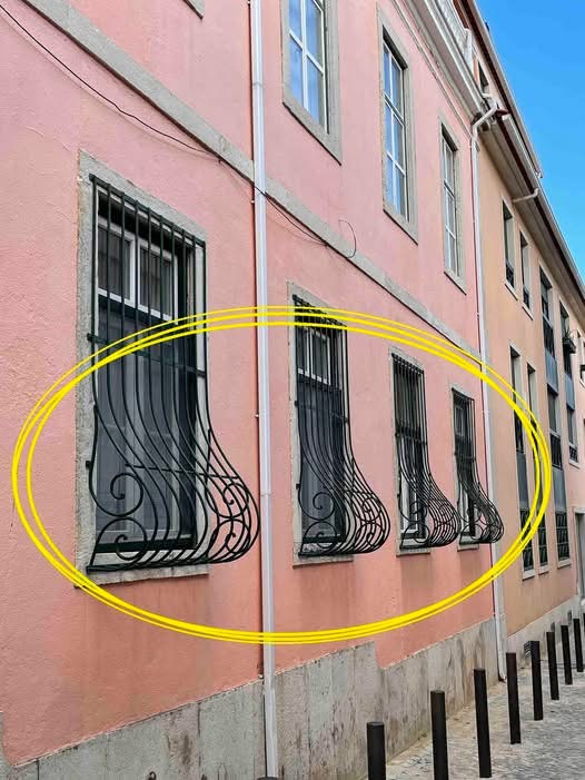 I was sh0cked to learn why some window grills curve at the bottom – most people don’t know the real reason! 🤯See below👇