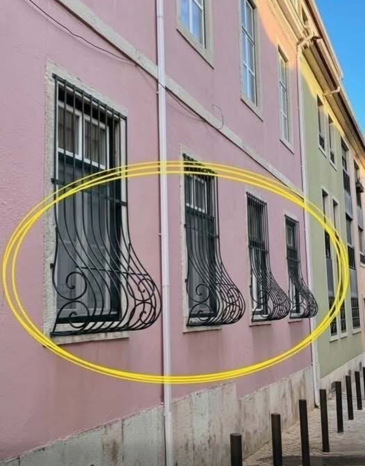 I was shocked to learn why some window grills curve at the bottom – most people don’t know the real reason! 🤯See below👇