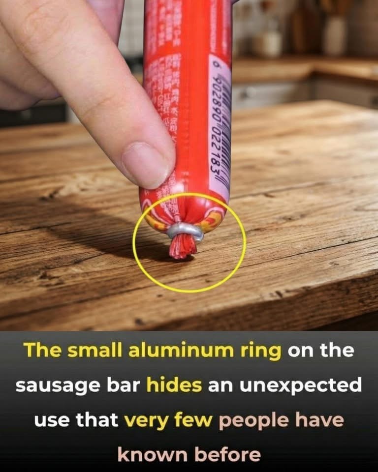 🤔👀The small aluminum ring on the sausage stick hides a surprising use that very few people have known until now⤵️