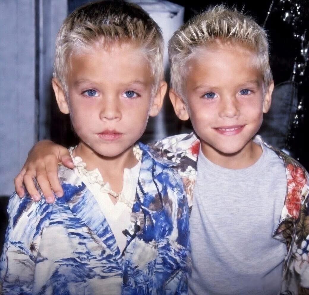 They were once called “the cutest twins in Hollywood but then they suddenly vanished from the spotlight Now, years later, fans can’t believe how much they’ve changedand some say they looked even cuter back then! -Pics of the twins today are in the first comment.👇