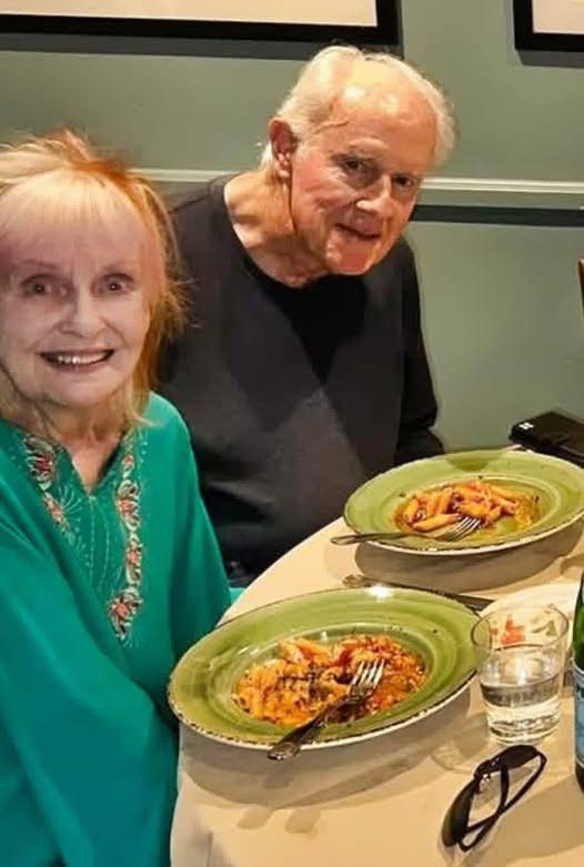 At 81 and 86, this beloved Hollywood duo was seen sharing a meal earlier this month, their smiles and laughter showing that true love only grows stronger with time. 💕✨ Can you guess who they are? (Check In First comment..👇)