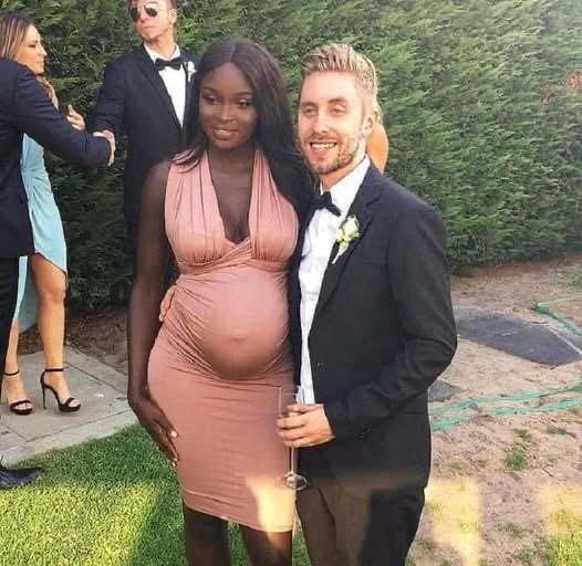 The dark-skinned model married a blue-eyed blonde, and together they have beautiful children who inherit the best features from both parents. Now look what they look like. Photos are in the first comment below👇 👇