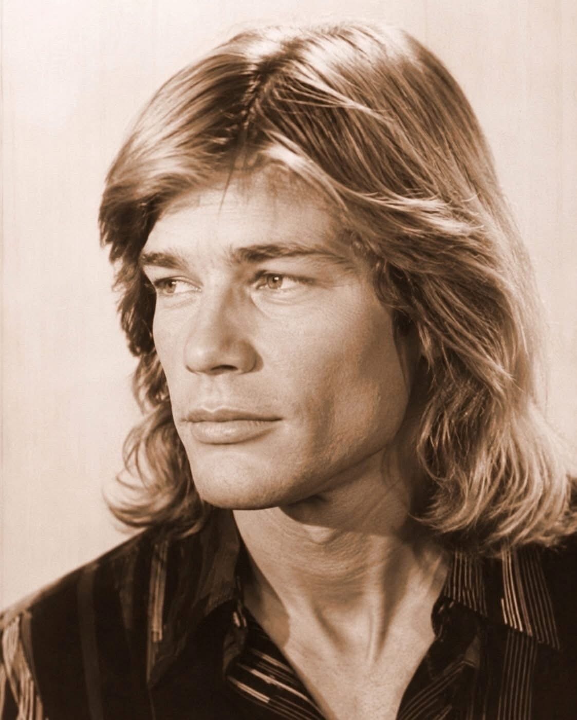 Recognize him? 😲🎬 This rare throwback captures a young Hollywood heartthrob long before fame made him a household name. With his striking looks, magnetic presence, and undeniable charm, he would go on to define an era of television and film. ✨ Curious to see the photo everyone’s talking about and revisit the early days of this unforgettable star? 👀👉👉 Scroll down to the top comment for the reveal! 📸⬇️