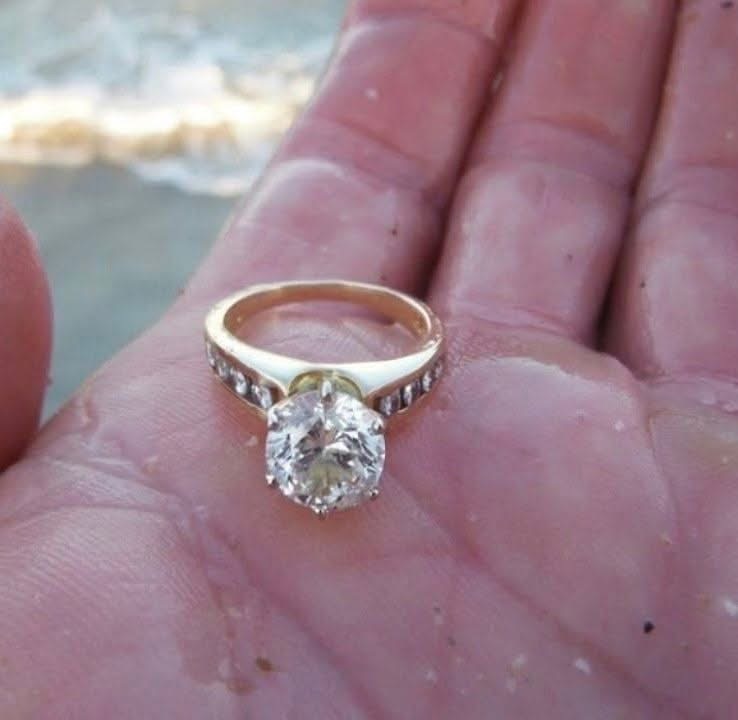 Woman Finds Diamond Ring On Beach – When Jeweler Sees It, He Tells Her This. Check in first Comment👇Woman Finds Diamond Ring On Beach – When Jeweler Sees It, He Tells Her This. Check in first Comment👇