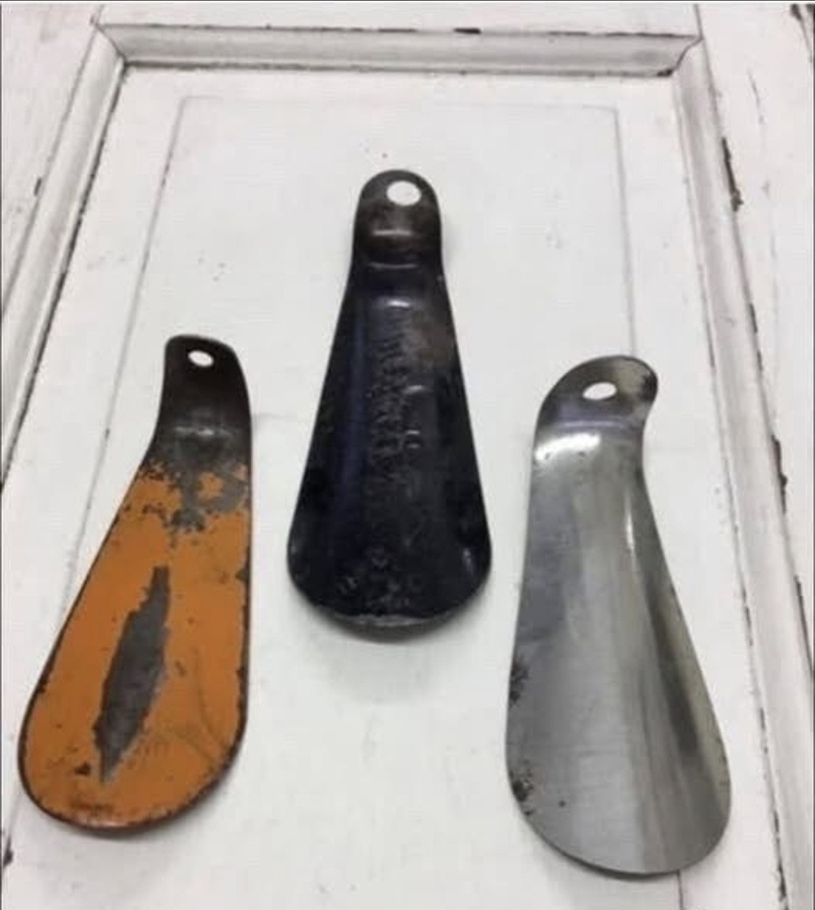 While cleaning my old house, I came upon these items, which seem familiar to me. Assist me in identifying these objects… Check the comments… 👇