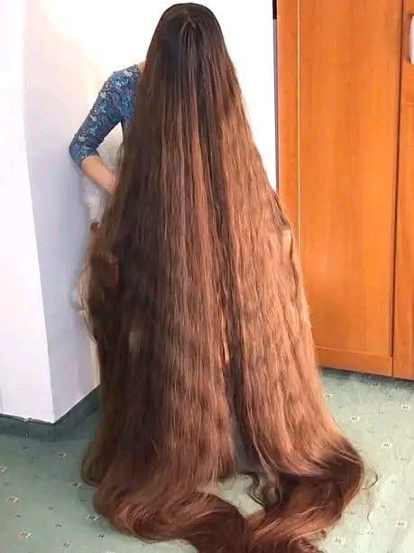 She hasn’t cut her hairs for 25 years, even though her husband begged her to. Then, one day, she finally gave up and cut her hair! 😳😳 Better sit down before you see what this woman looks like today: – Naahh, this gave me chills, check the first comment 👇