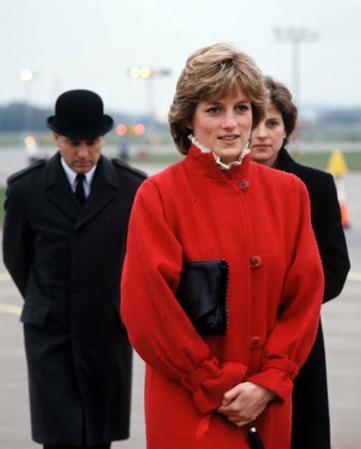 After capturing this photo of Princess Diana, the photographer realized something terrible… Look closer and try not to gasp when you see it in the first comment below 😯👇
