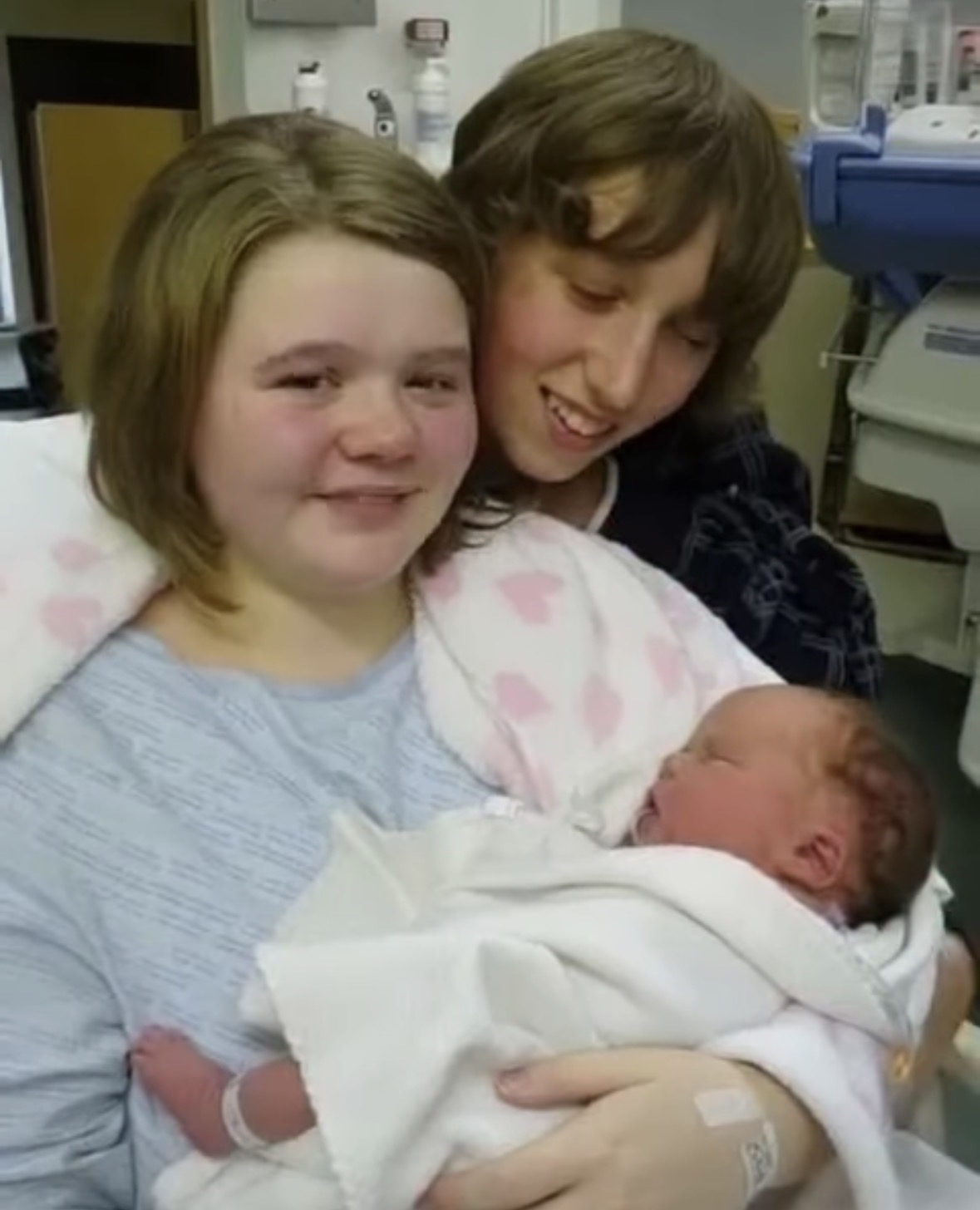 He became a father at 13, while she became a mother at 13, but wait till you see how the youngest parents looks like now Check the 1st comment👇®