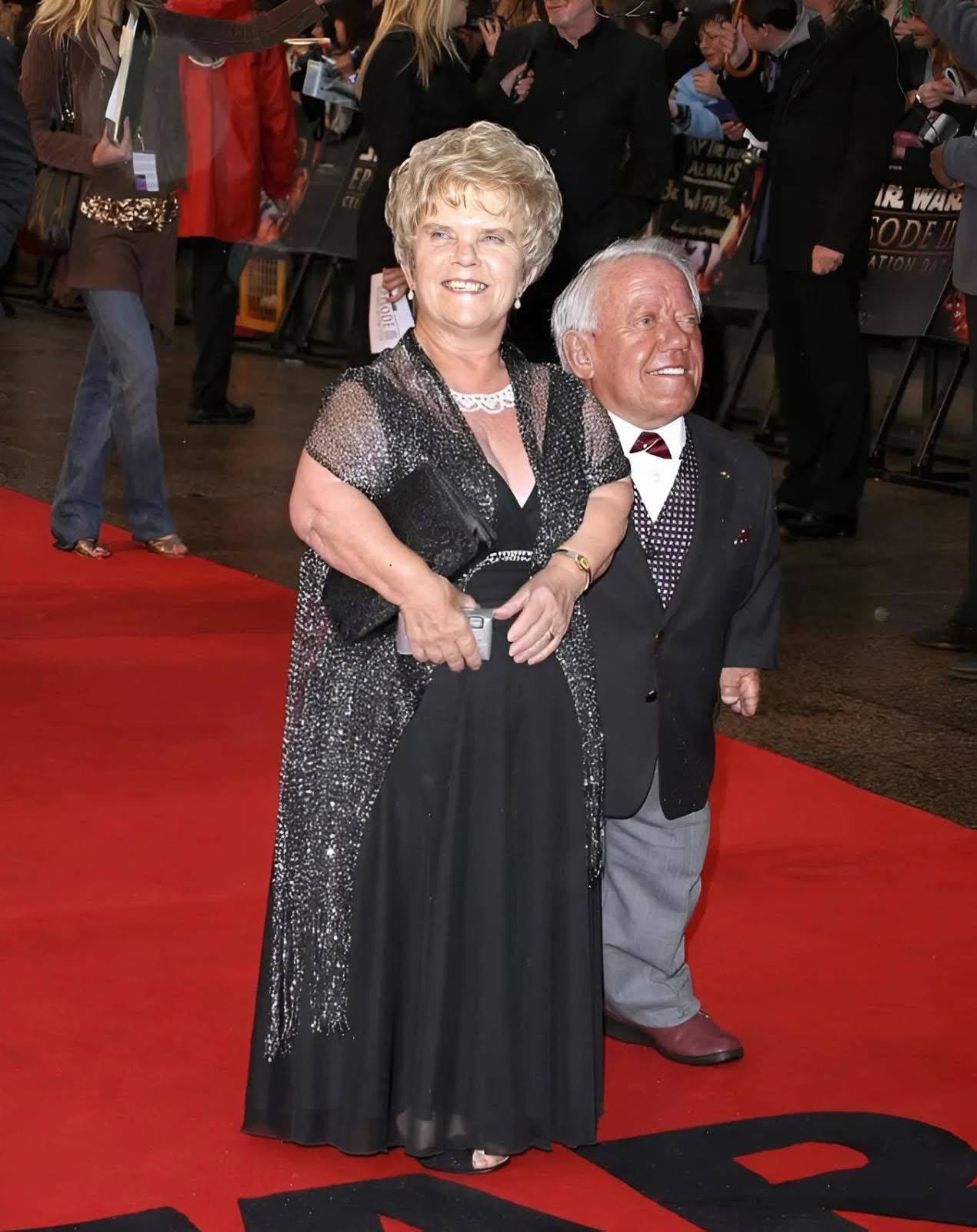 The actor, who is only 112 cm tall, married a woman who was just a few centimeters taller than him 😲. The dwarf couple had two children, although doctors had warned that the children might inherit the dwarfish traits from their parents 😲 How the children of this unusual couple look was shown in the first comment 👇See below