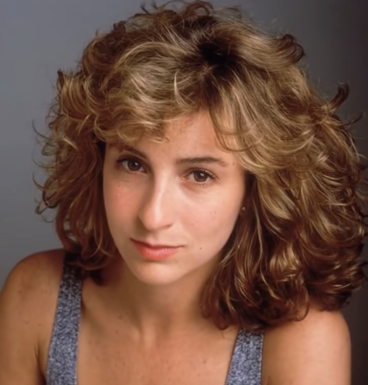 Jennifer Grey from ‘Dirty Dancing’ is now 63 Try not to smile when you see her today… Check the comments