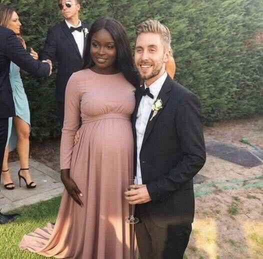 The dark-skinned model married a blue-eyed blonde, and together they have beautiful children who inherit the best features from both parents. Now look what they look like. Photo is in the first comment below⬇️