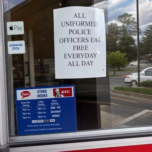 Customers Furious Over Door Sign… Restaurant’s Response Is Genius   Keep reading in the first comment below 👇 ﾠ