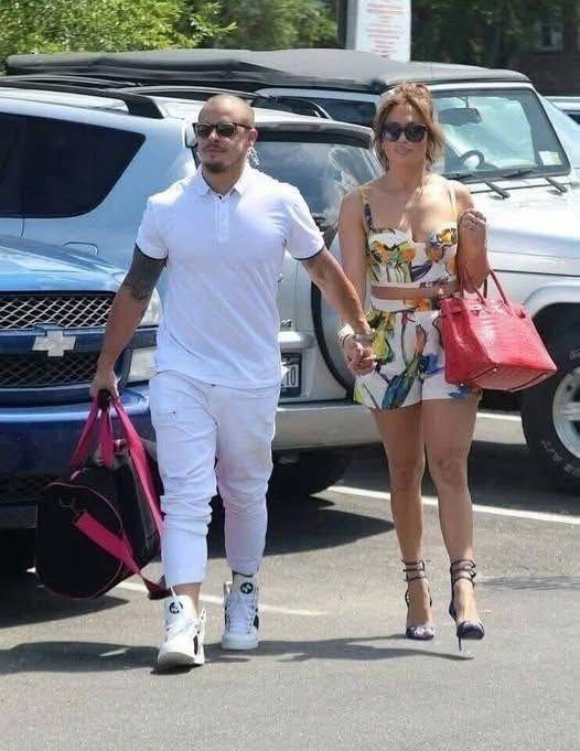 Jennifer Lopez, 54, is showing off her new boyfriend…😮 and you better sit down, because you might recognize him! Check the Comments 👇👇👇