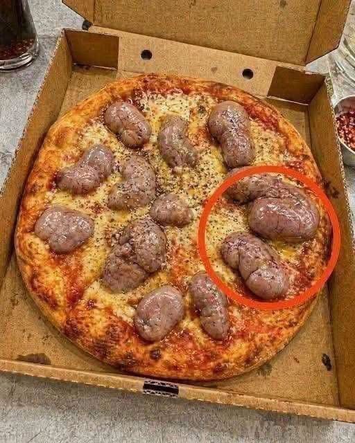 I ordered a pizza in the evening. The delivery. driver brought it to me. I took it and went to the kitchen to eat. When I opened the box, I saw this. I sat there looking at it, but I still can’t. understand what it is. Does anyone know what this is? Check the first comment for the answer..