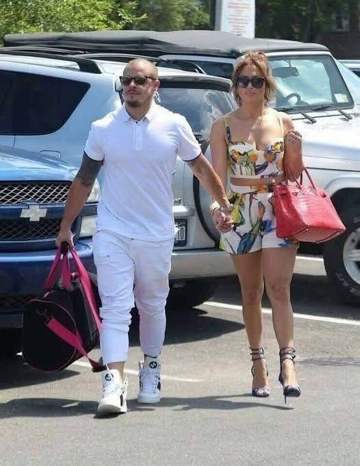 Jennifer Lopez, 54, is showing off her new boyfriend…😮 and you better sit down, because you might recognize him! Check the Comments 👇👇👇