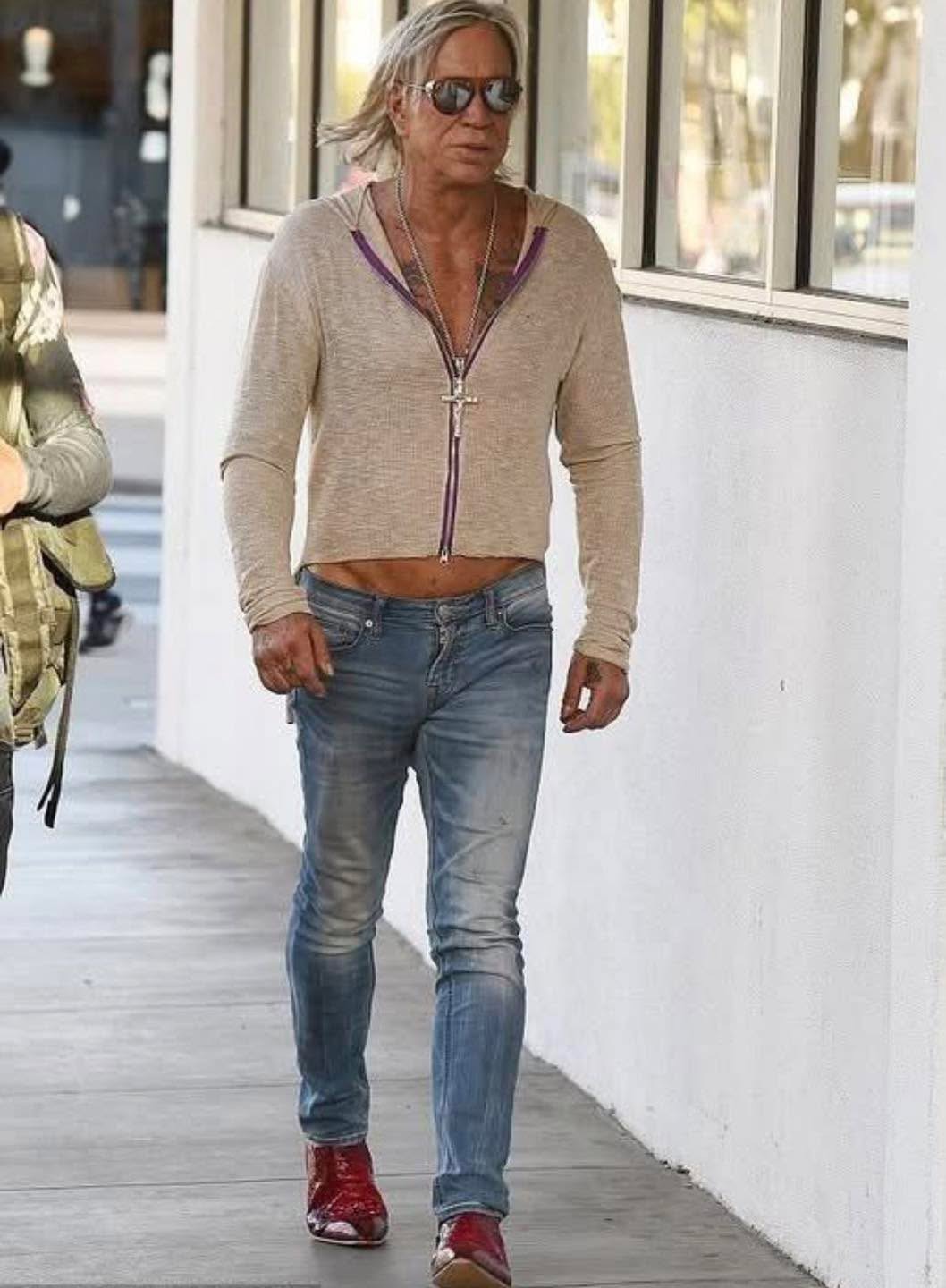 Recognize him? 🤔🔥 Once known for his smoldering looks and unforgettable screen presence, this former heartthrob captivated audiences with his raw talent and rebellious charm. 💥🎬 But over the years, life took its toll and so did numerous transformations. 😳🤔 Now, fans are stunned by how much he’s changed.👀 Curious to see what he looks like today? 👉👉 Scroll to the top comment for rare before-and-after photos and his incredible journey. ⬇️⬇️⬇️