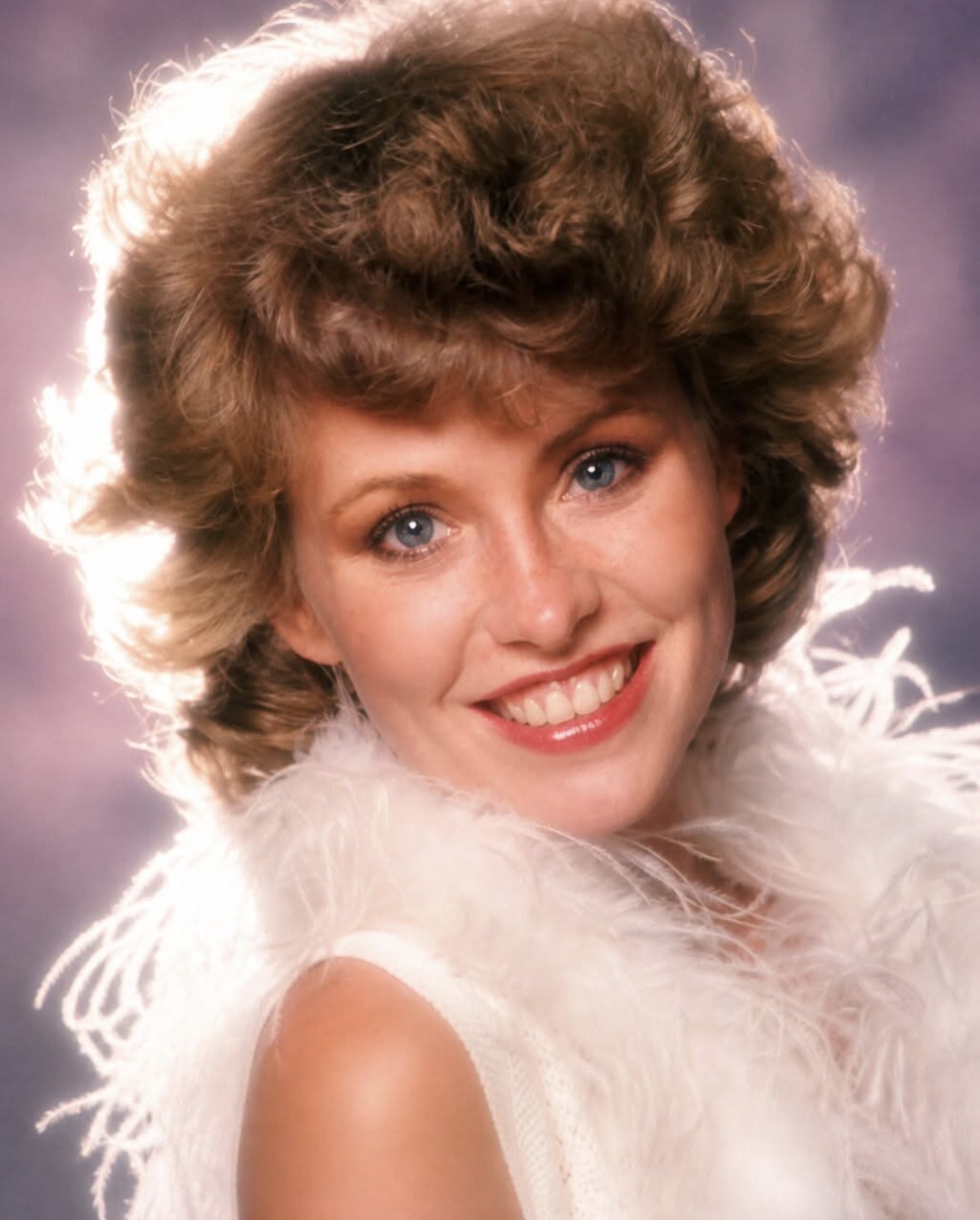 She was a beloved TV star who won over audiences everywhere… but after the heartbreaking loss of her 1-month-old baby, she went on to become a cheese steward. Later, addiction devastated her career. 💔  Photos of her from years later are waiting in the comments 👇🏼